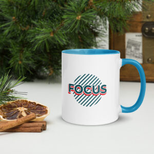 Baltas puodelis su spauda (įv.spalvų). 'Focus' dizainas